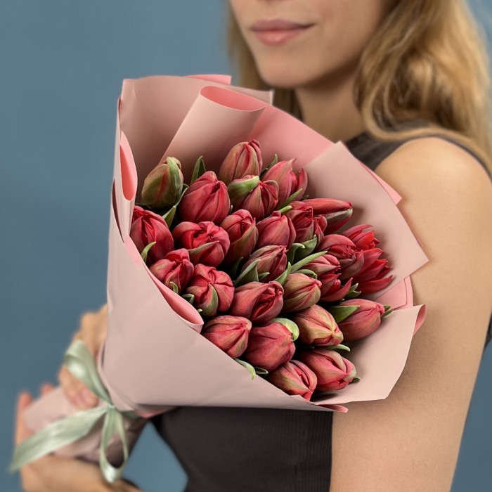 25 красных пионовидных тюльпанов Ред Принц